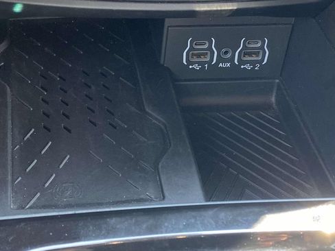 Used 2025 Chrysler Pacifica Limited FWD image 30