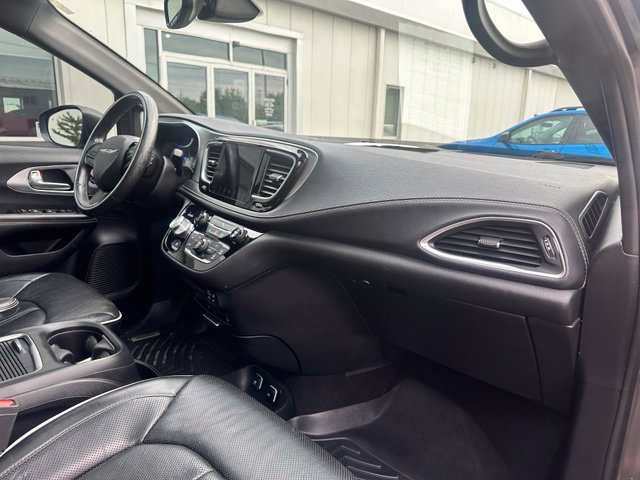 Used 2019 Chrysler Pacifica Limited w/ S Appearance Package FWD image 14