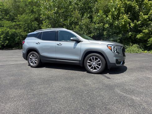 Used 2023 GMC Terrain SLT FWD image 2