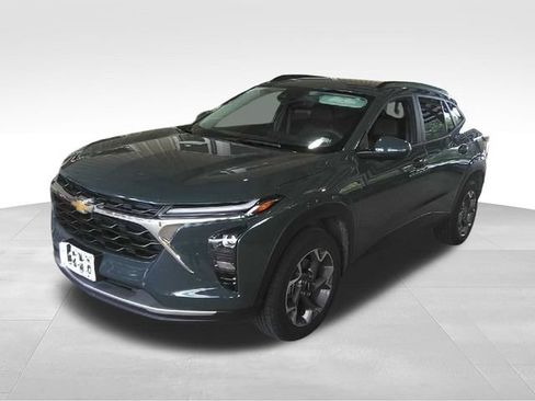 Used 2025 Chevrolet Trax LT FWD image 1