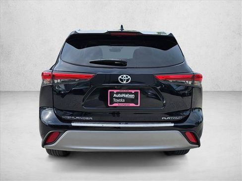Used 2023 Toyota Highlander Platinum FWD image 7