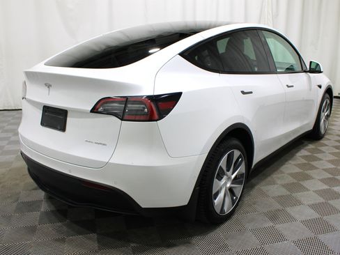 Used 2022 Tesla Model Y Long Range image 25