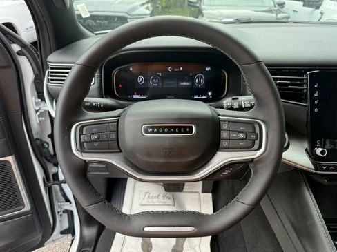 Used 2025 Jeep Wagoneer L Series II w/ 8-pass Seating Package AWD/4WD image 5