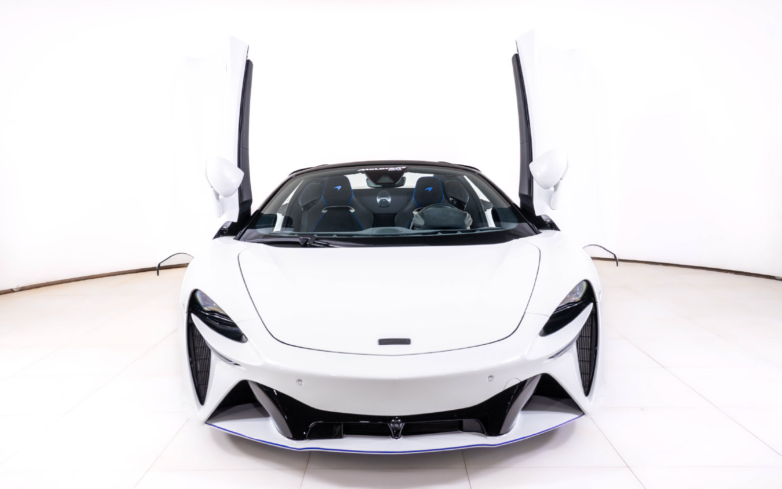 Used 2025 McLaren Artura Spider RWD image 11
