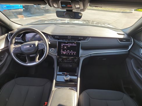 Used 2025 Jeep Grand Cherokee Laredo w/ MOPAR Finishing Package image 14