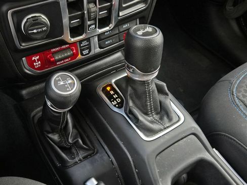 Used 2025 Jeep Wrangler Unlimited Rubicon 4xe w/ Convenience Group AWD/4WD image 19
