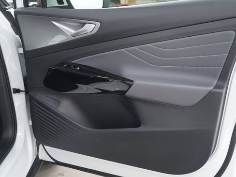 Used 2023 Volkswagen ID.4 Pro S image 9