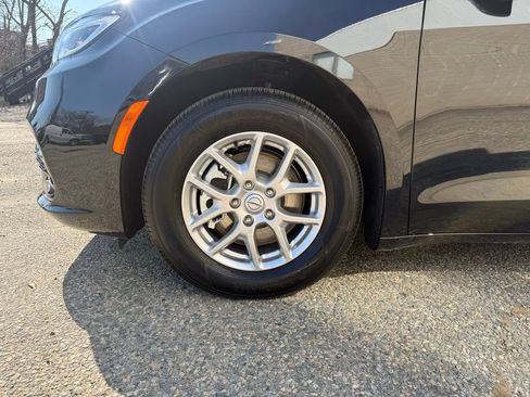 Used 2026 Chrysler Pacifica Select FWD image 10