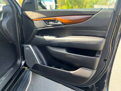 Used 2018 Cadillac Escalade Luxury image 44