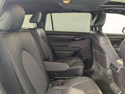 Used 2025 Toyota Highlander XSE image 30