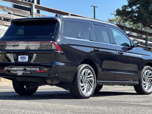 Used 2025 Lincoln Navigator Reserve AWD/4WD image 5