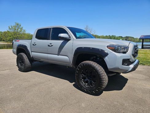 Used 2019 Toyota Tacoma TRD Off-Road AWD/4WD image 3