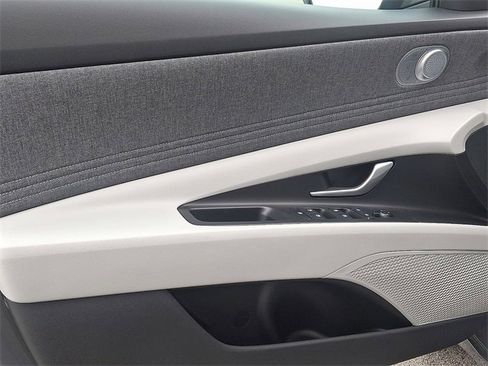 New 2025 Hyundai Elantra Limited image 12