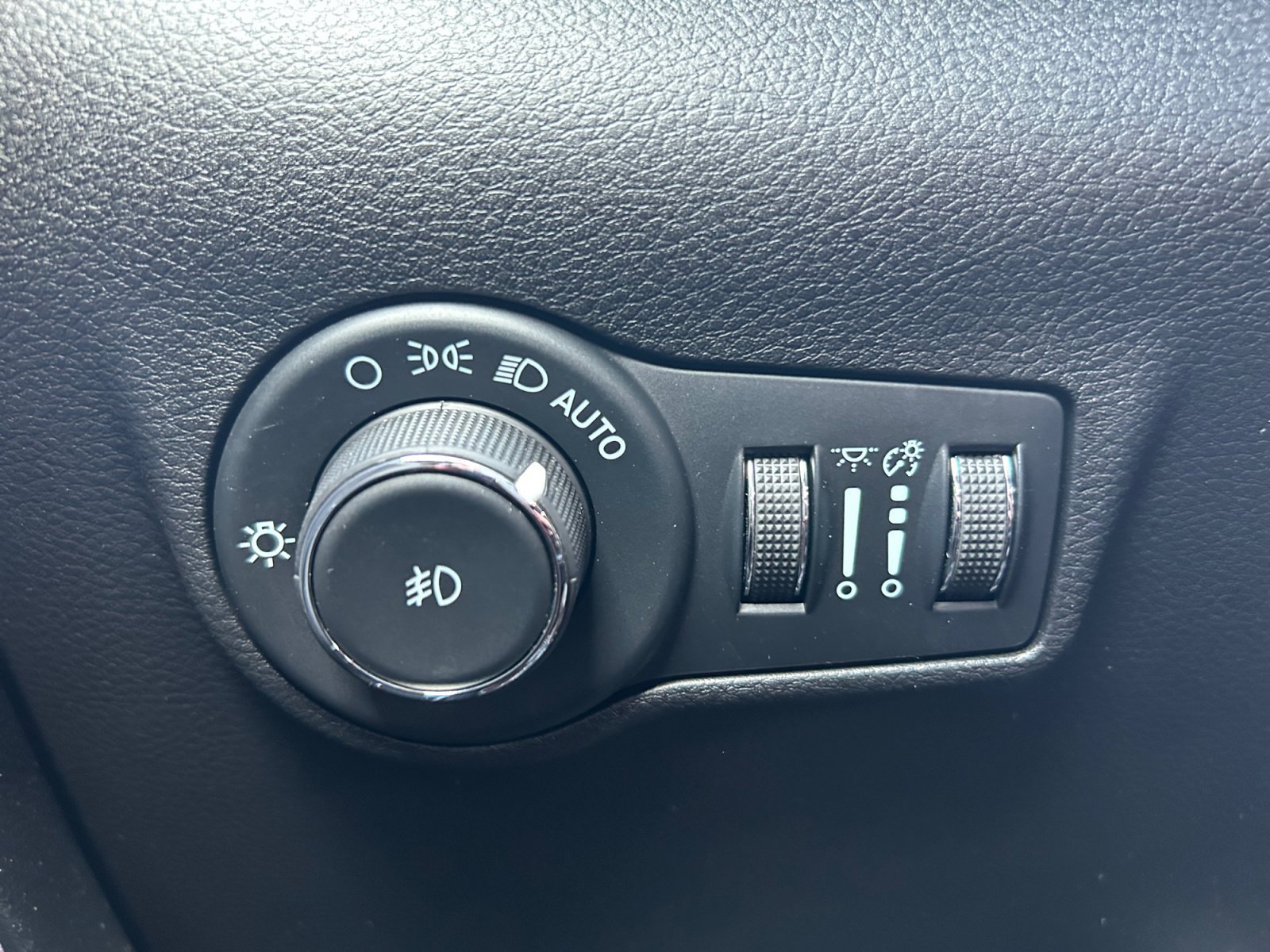 Used 2023 Jeep Compass Latitude w/ Convenience Group AWD/4WD image 26