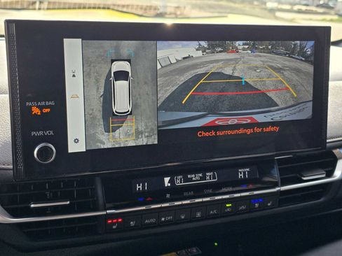 Used 2025 Toyota Sienna Platinum image 29