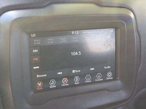 Used 2018 Jeep Renegade Latitude AWD/4WD image 9