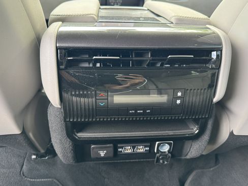 Used 2024 Jeep Wagoneer 2WD image 26