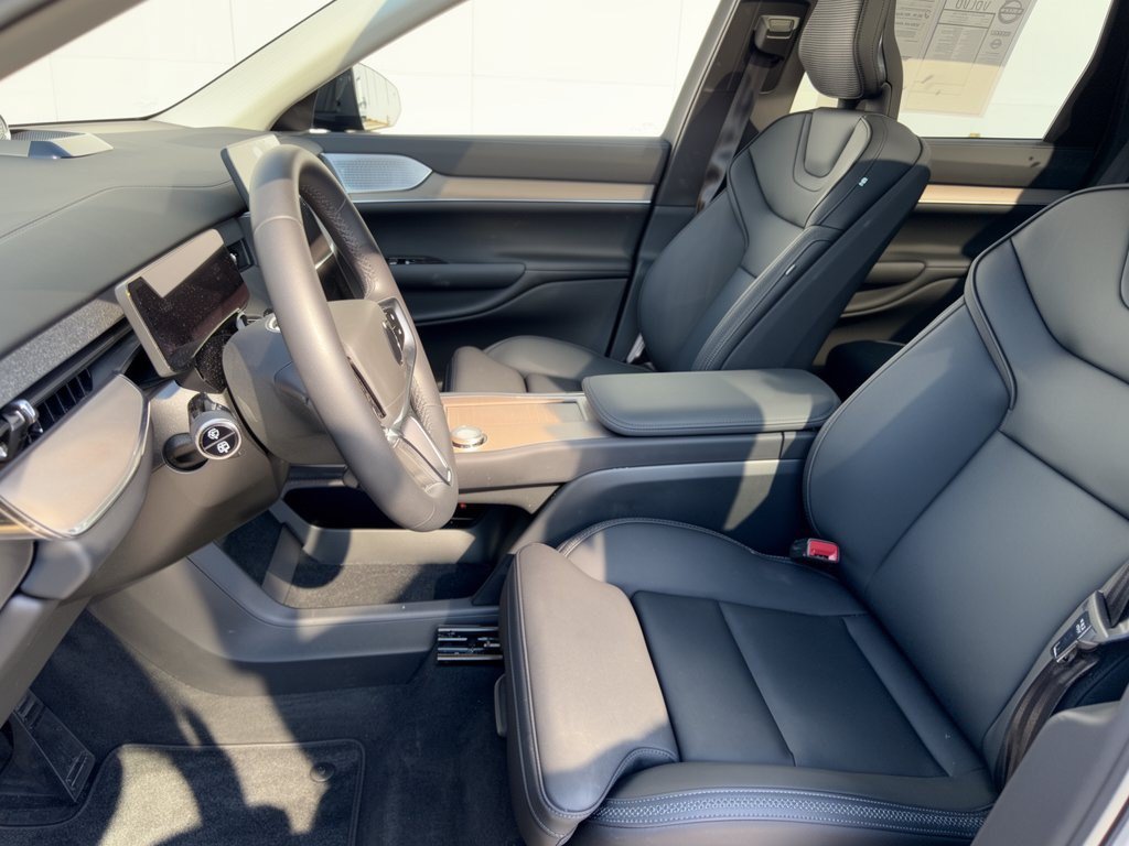 Certified 2025 Volvo EX90 Ultra AWD/4WD image 5