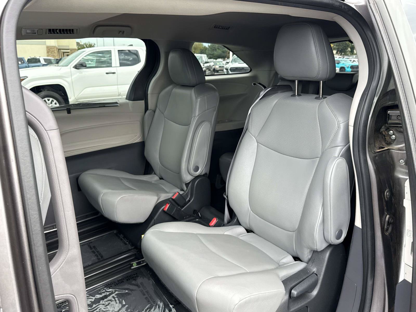 Used 2024 Toyota Sienna XLE FWD image 13