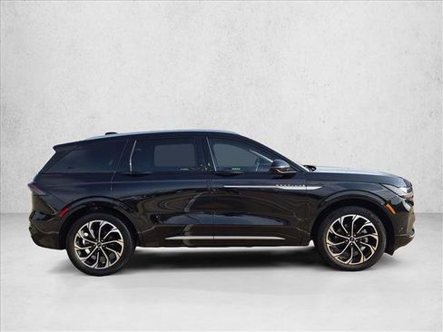 Used 2024 Lincoln Nautilus Reserve AWD/4WD image 4
