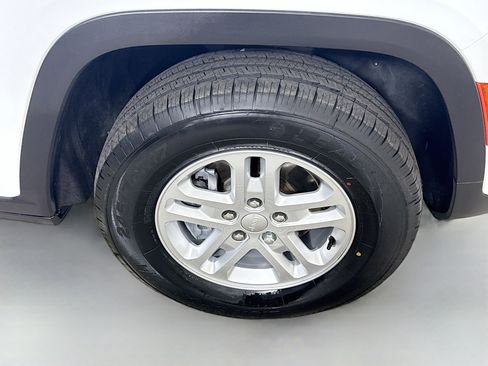 Used 2022 Jeep Grand Cherokee Laredo w/ Luxury Tech Group I image 32