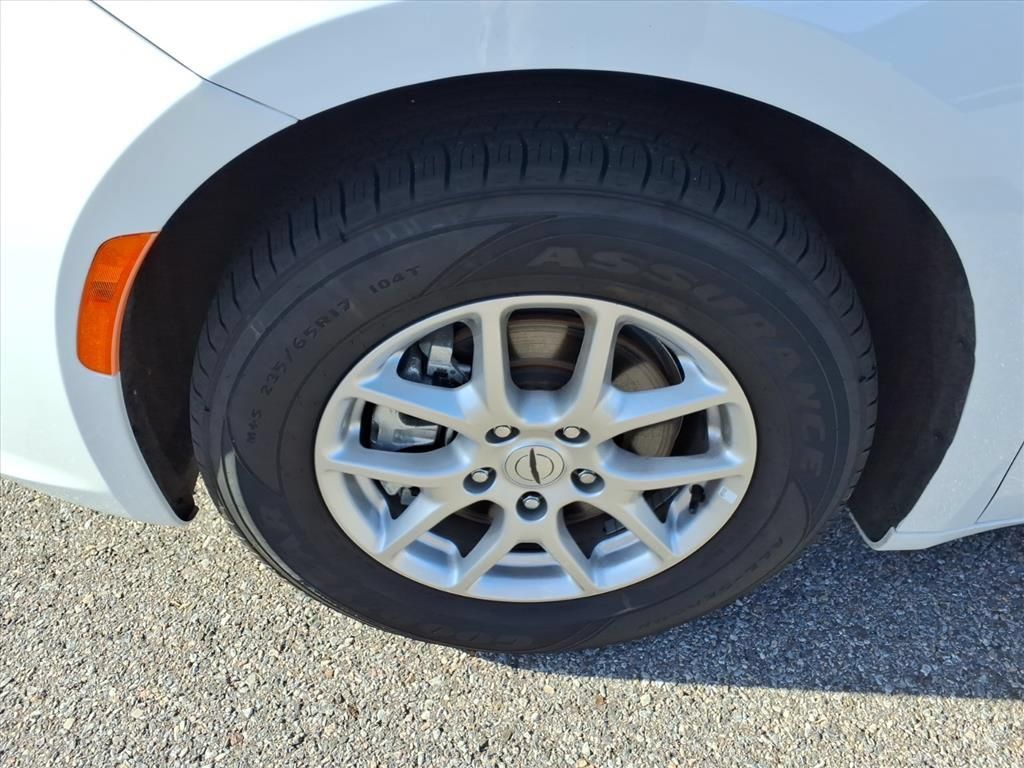 Used 2024 Chrysler Pacifica Touring-L FWD image 11