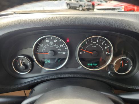 Used 2017 Jeep Wrangler Unlimited Sahara w/ Connectivity Group image 31