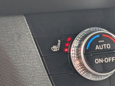 Used 2023 Mitsubishi Outlander SE image 27