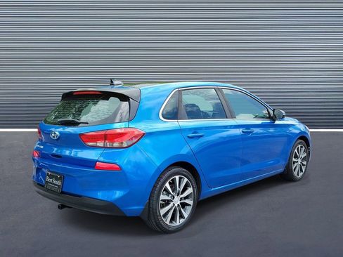 Used 2018 Hyundai Elantra GT w/ Tech Package 03 FWD image 3