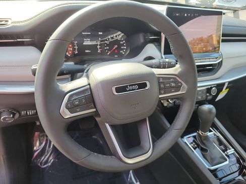 Certified 2025 Jeep Compass Limited image 14