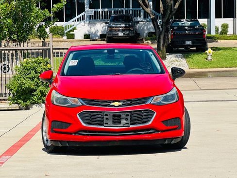 Used 2017 Chevrolet Cruze LT w/ Convenience Package FWD image 2