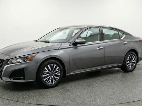 Used 2025 Nissan Altima 2.5 SV image 3