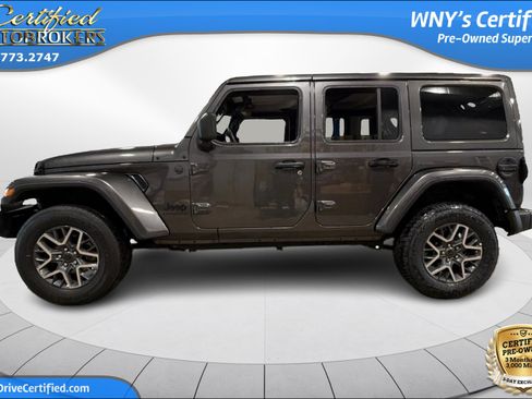 Used 2025 Jeep Wrangler Unlimited Sahara AWD/4WD image 9