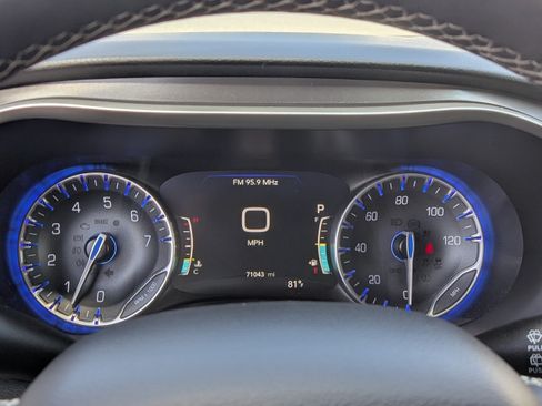 Used 2023 Chrysler Pacifica Touring-L FWD image 32