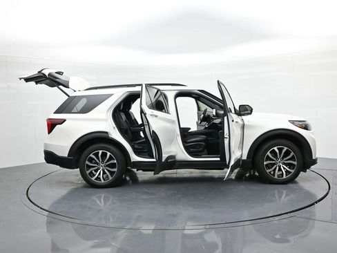 Used 2025 Ford Explorer ST-Line image 25