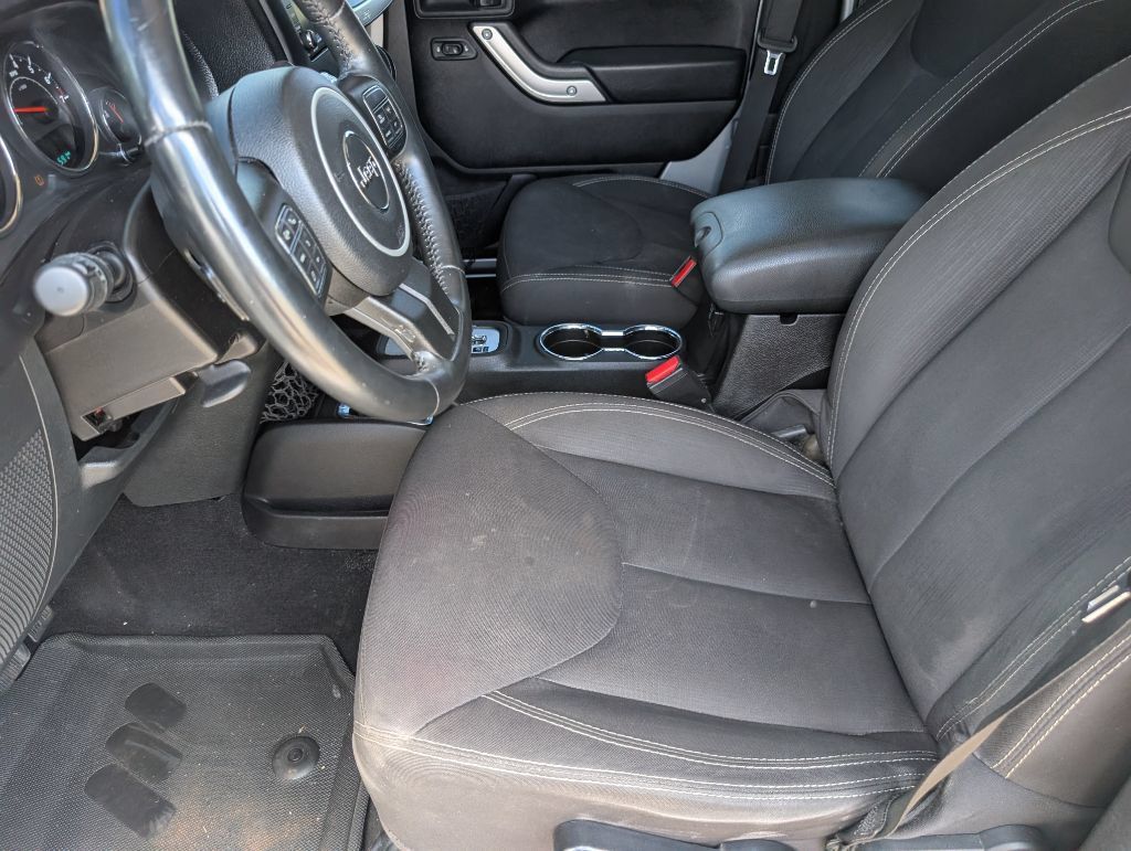 Used 2015 Jeep Wrangler Unlimited Sahara w/ Connectivity Group AWD/4WD image 8