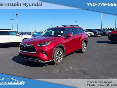Used 2021 Toyota Highlander XLE AWD/4WD image 3