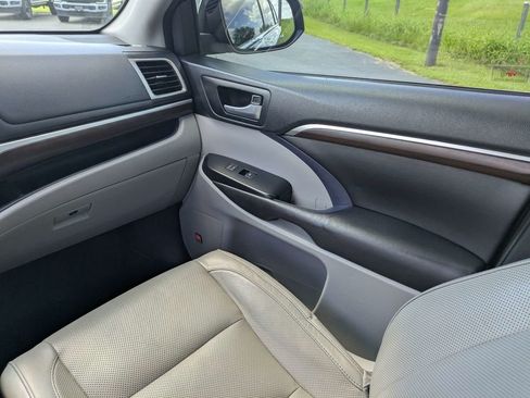 Used 2016 Toyota Highlander Limited FWD image 20