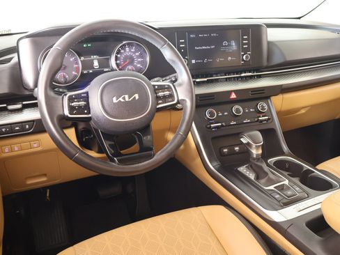 Used 2024 Kia Carnival LX FWD image 2