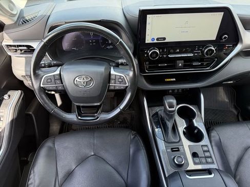Used 2023 Toyota Highlander Platinum image 12