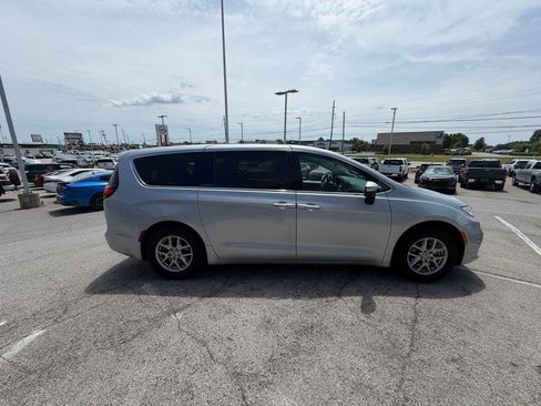 Used 2023 Chrysler Pacifica Touring-L FWD image 6