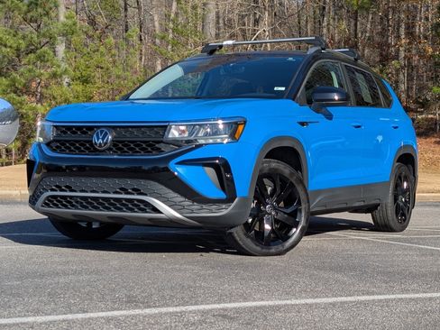 Used 2024 Volkswagen Taos SE w/ Panoramic Sunroof Package image 1