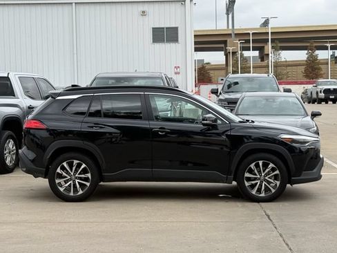 Used 2025 Toyota Corolla Cross XLE FWD image 3