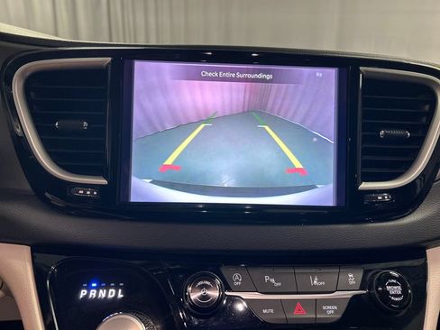 Used 2023 Chrysler Pacifica Touring-L FWD image 18