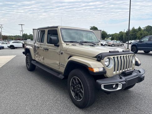 Used 2022 Jeep Gladiator Overland w/ Trailer Tow Package AWD/4WD image 11