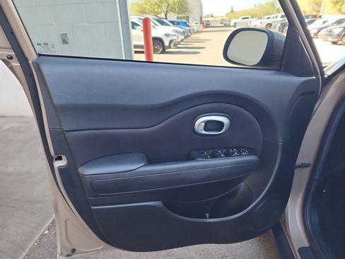 Used 2015 Kia Soul + image 14