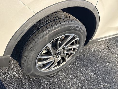 Used 2021 Lincoln Corsair Standard w/ Equipment Group 101A image 17