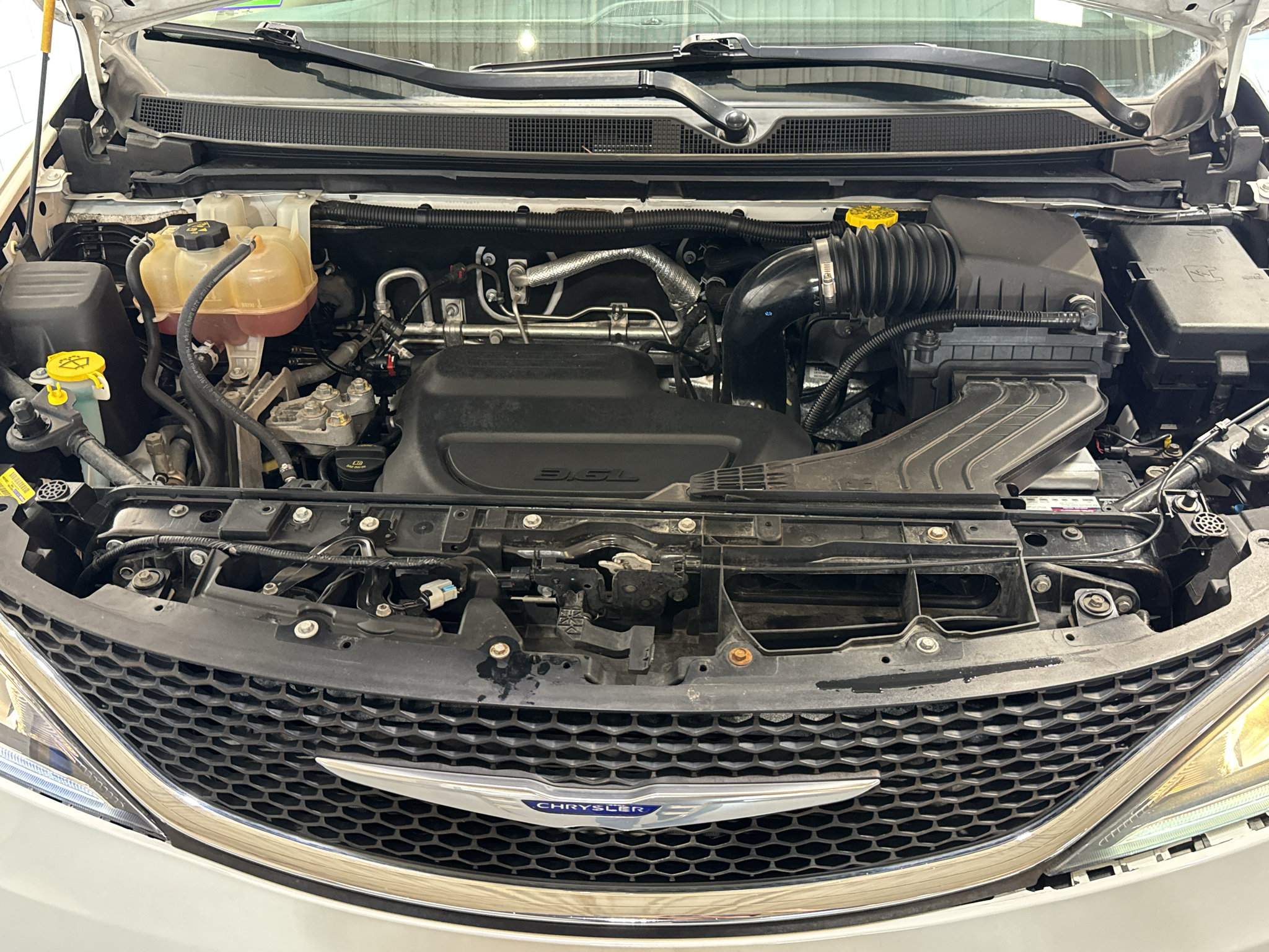 Used 2020 Chrysler Pacifica Touring-L FWD image 36