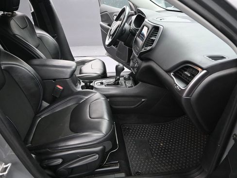 Used 2020 Jeep Cherokee Latitude Plus w/ Comfort/Convenience Group image 23