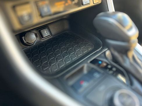 Used 2022 Toyota RAV4 XLE Premium image 18